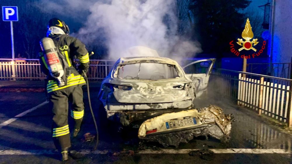 automobile avvolta dalle fiamme