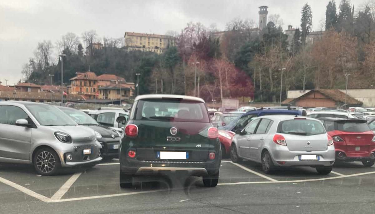 Bisogna insegnare ai biellesi a parcheggiare