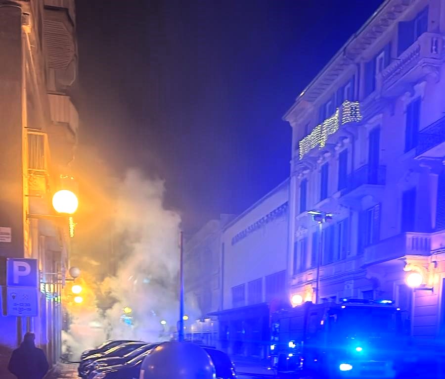 Prendono fuoco quattro auto parcheggiate nel cuore di Biella poco prima della mezzanotte