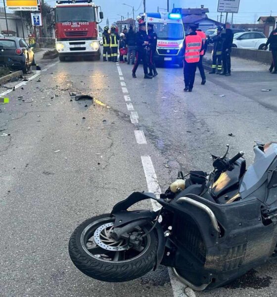 Giovane motociclista si schianta contro un muro e muore