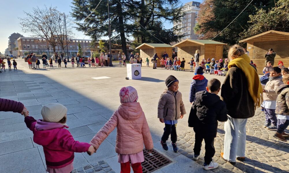 I bambini della Cerruti festeggiano l’inclusione con i calzini spaiati