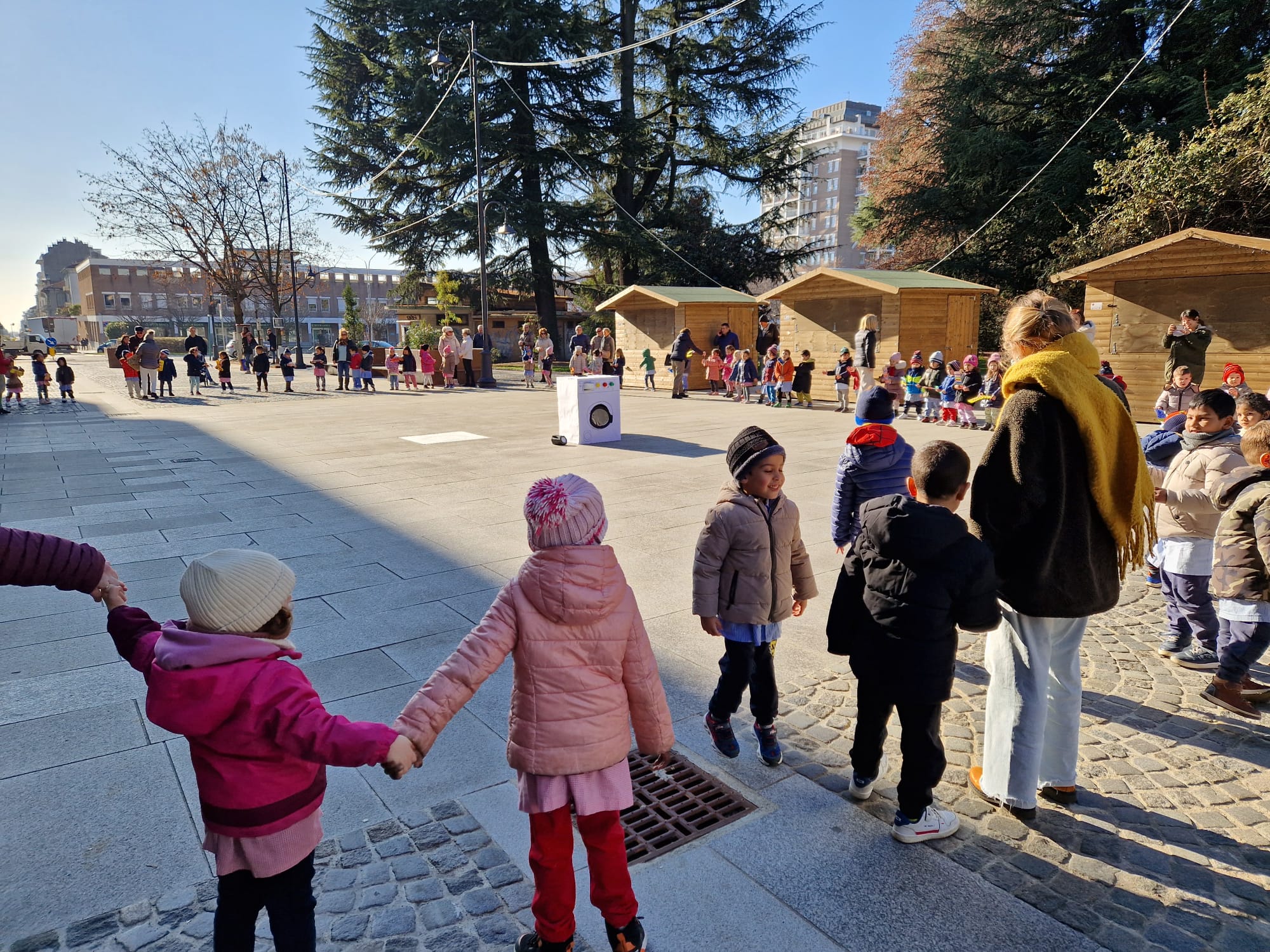 I bambini della Cerruti festeggiano l’inclusione con i calzini spaiati