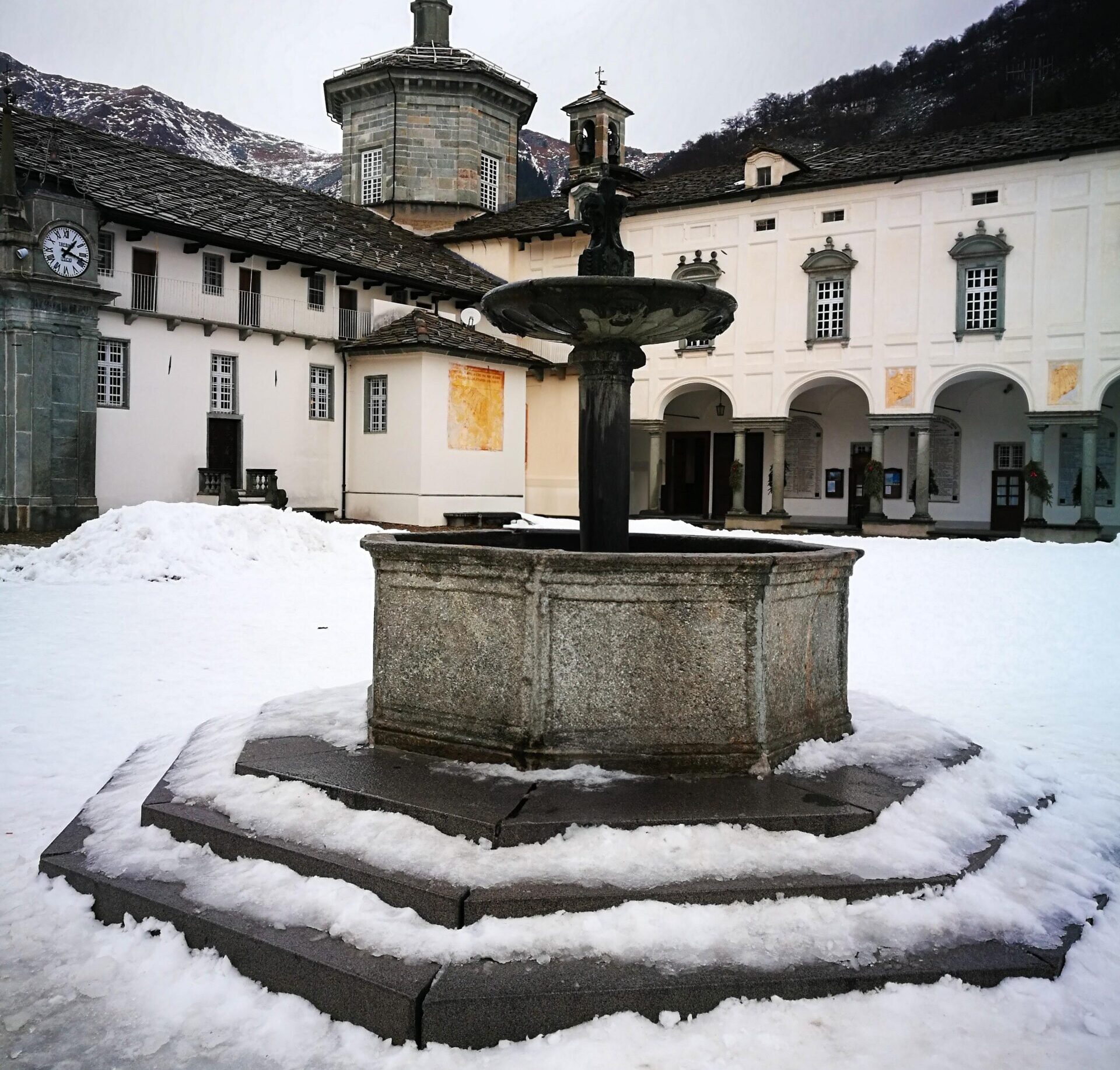 Neve a Oropa e sulle montagne biellesi: lo spettacolo è da cartolina - foto Marco Canova