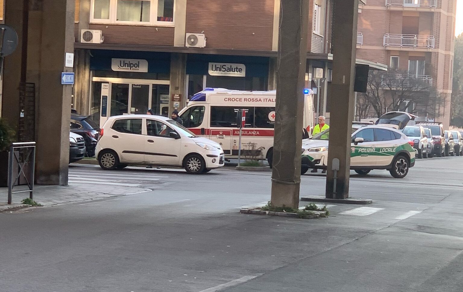 Biella, scontro tra auto e furgone in viale Roma