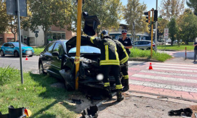 Auto tamponata finisce contro il palo del semaforo