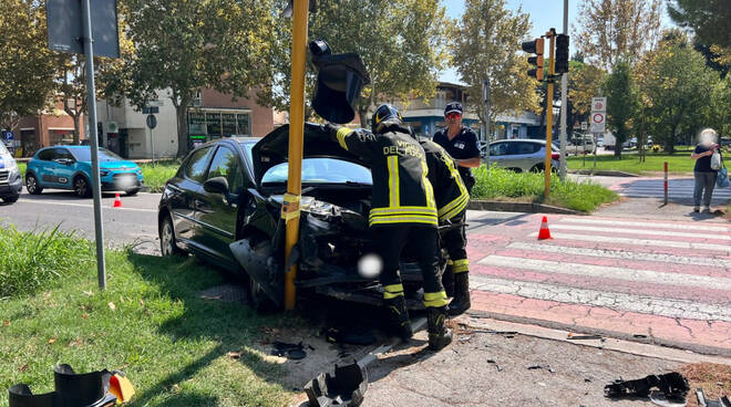 Auto tamponata finisce contro il palo del semaforo