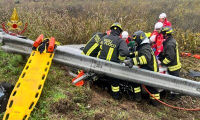 Esce di strada e si schianta contro un muretto