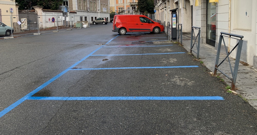 "Parcheggi stretti, è un’impresa uscire dalle automobili"