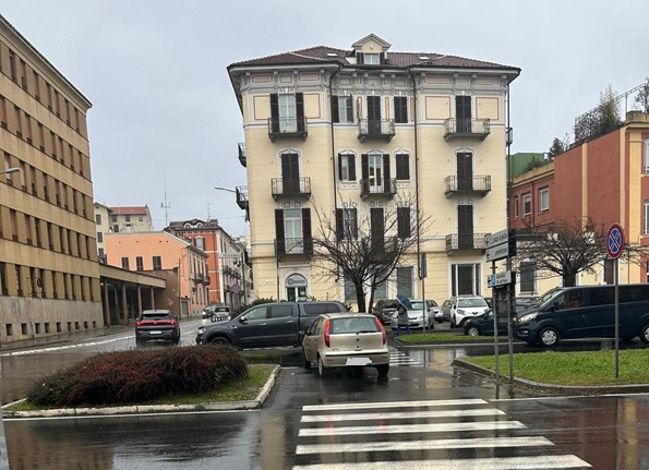 Attenti a questo "pazzo" al volante