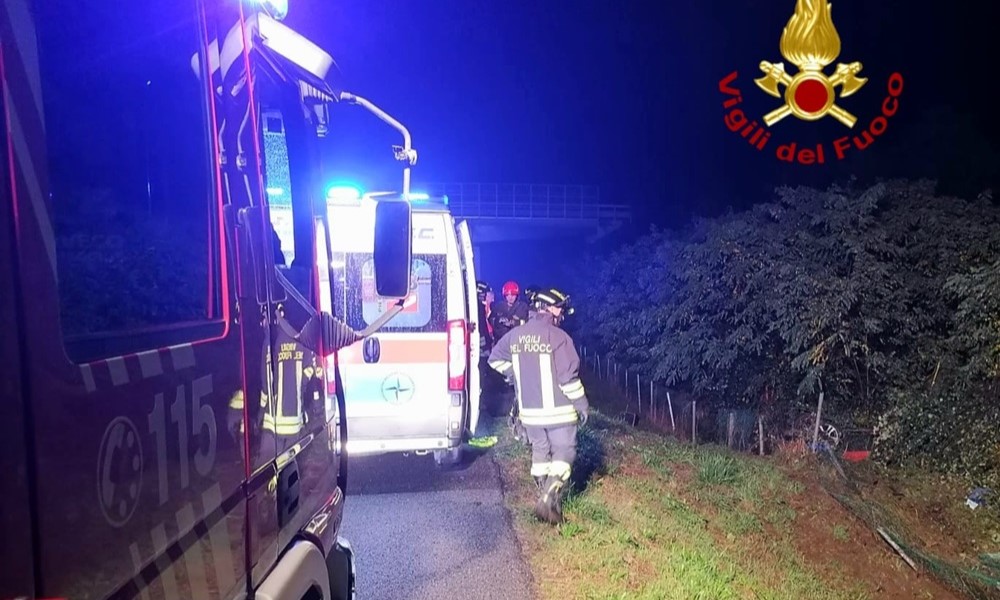 Auto esce di strada e si ribalta: conducente in codice rosso