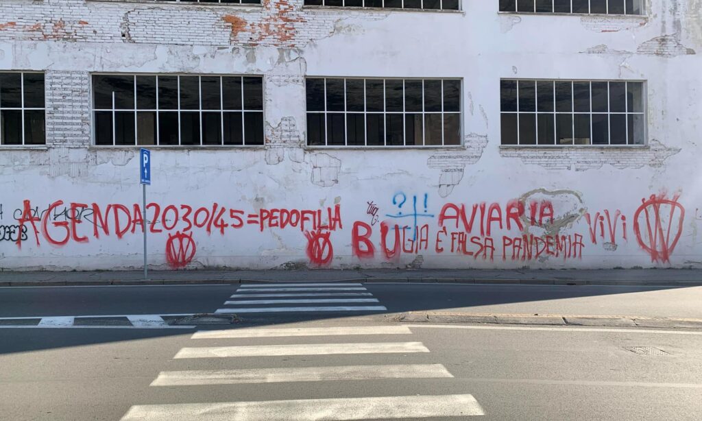 Scritte complottiste