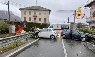 Violento scontro tra due auto