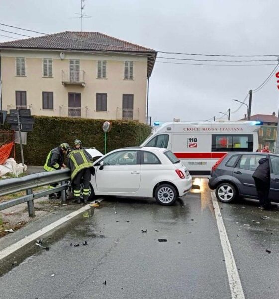 Violento scontro tra due auto