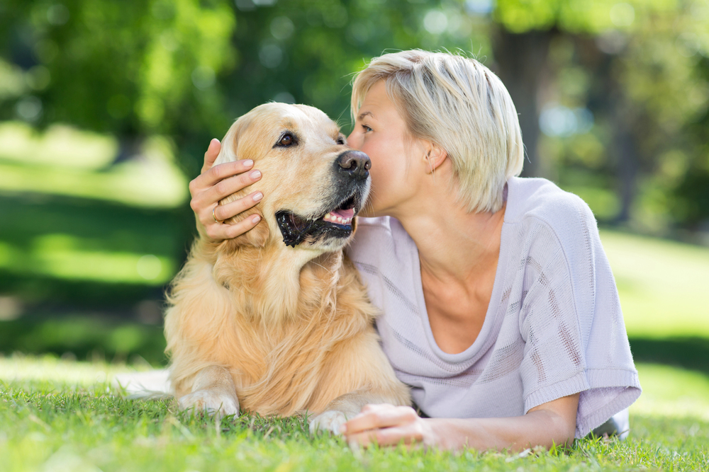 Ragazza con il suo cane