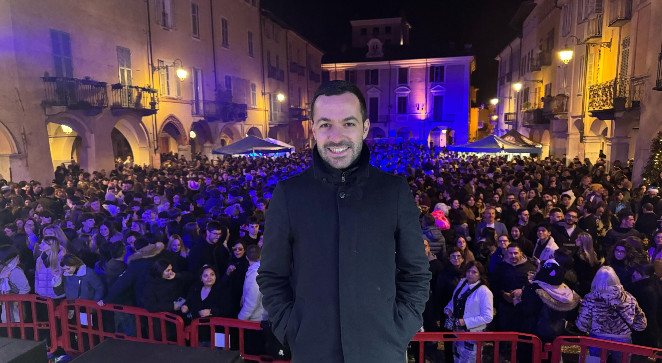 Folle Notte da record con oltre 4000 partecipanti. L’evento è iniziato già all’ora dell’aperitivo, con tantissime persone che hanno affollato le vie del borgo