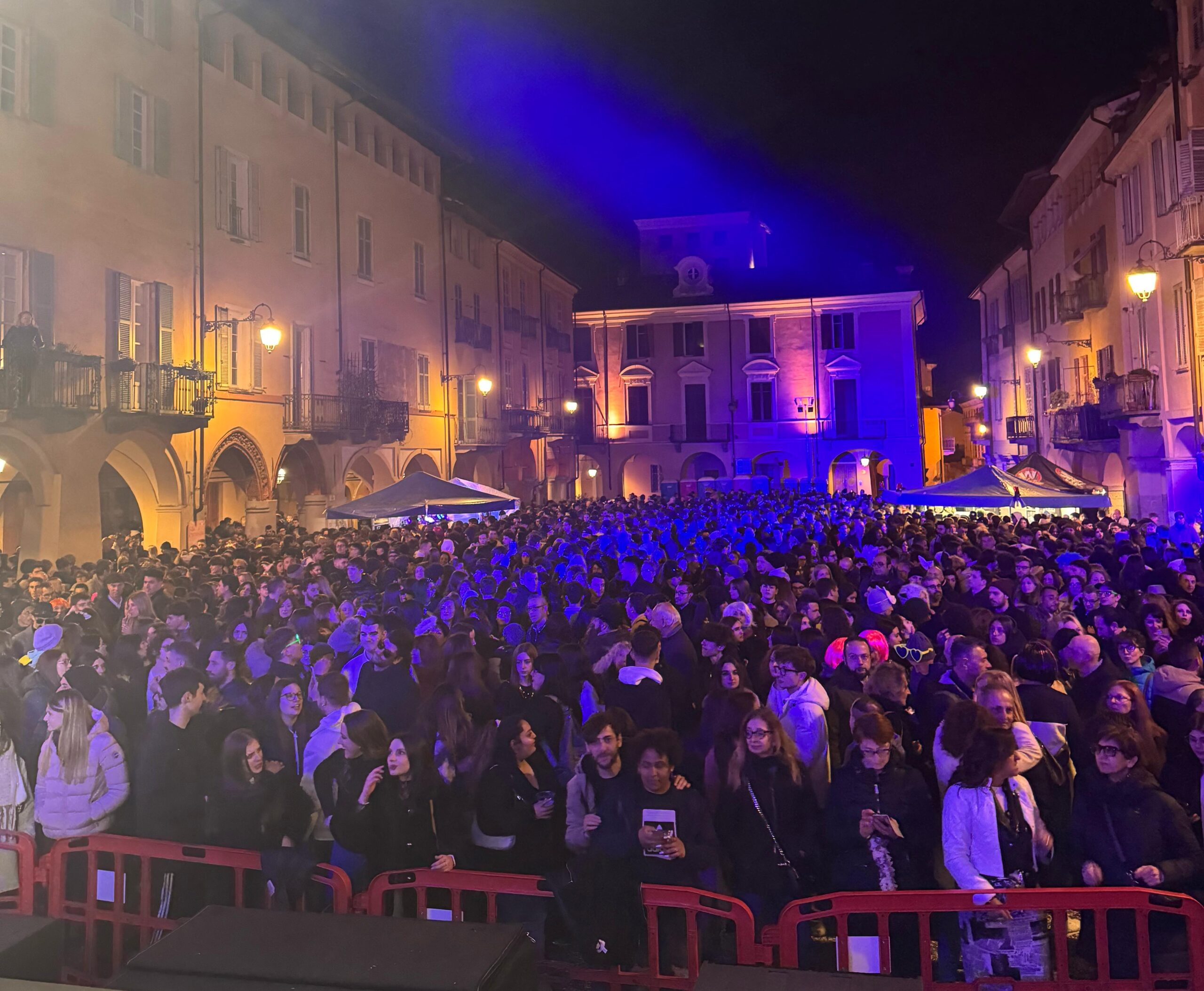 Folle Notte da record con oltre 4000 partecipanti. L’evento è iniziato già all’ora dell’aperitivo, con tantissime persone che hanno affollato le vie del borgo