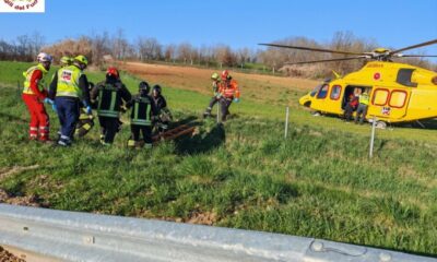 Incidente tra auto e moto sull'A26: tre persone ferite