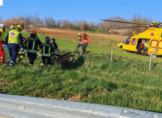 Incidente tra auto e moto sull'A26: tre persone ferite