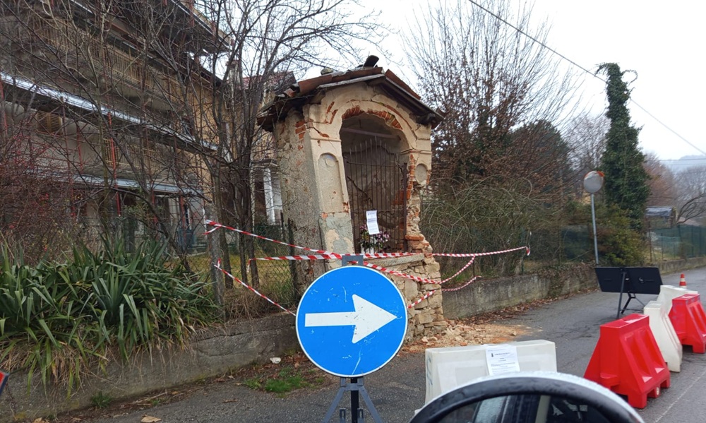 Camion in manovra centra la cappelletta