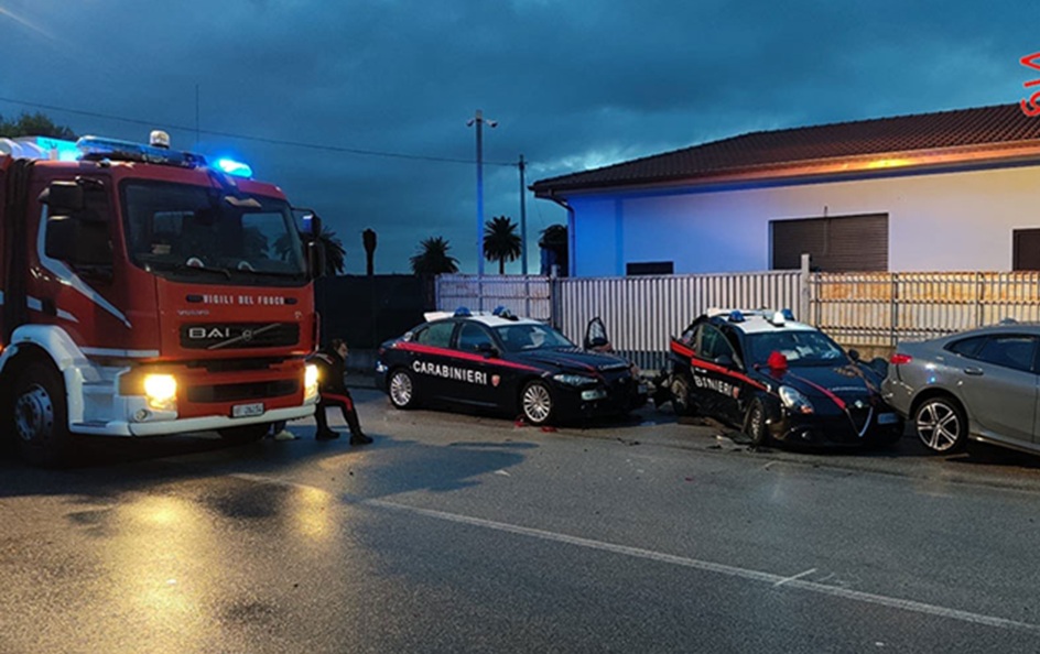 Scontro tra una Toyota e l'auto dei carabinieri