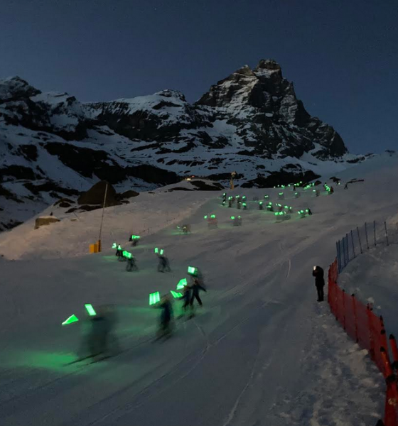 Cervinia si accende di verde: 450 fiaccole sulla neve per la ricerca sul cancro