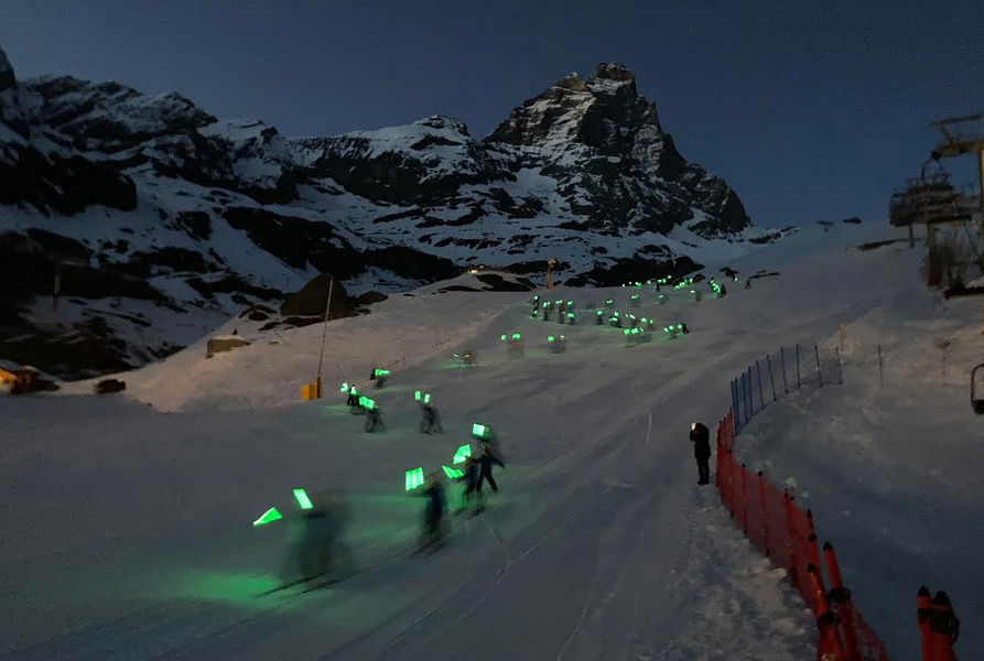 Cervinia si accende di verde: 450 fiaccole sulla neve per la ricerca sul cancro