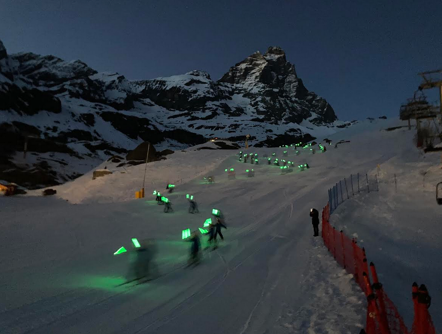 Cervinia si accende di verde: 450 fiaccole sulla neve per la ricerca sul cancro