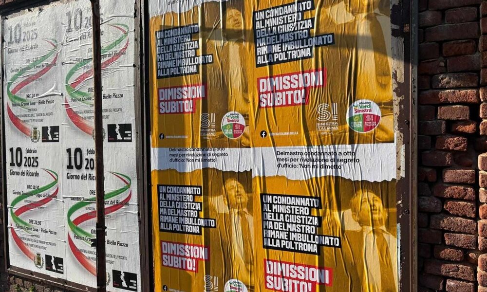 Città tappezzata di manifesti per chiedere le dimissioni di Delmastro