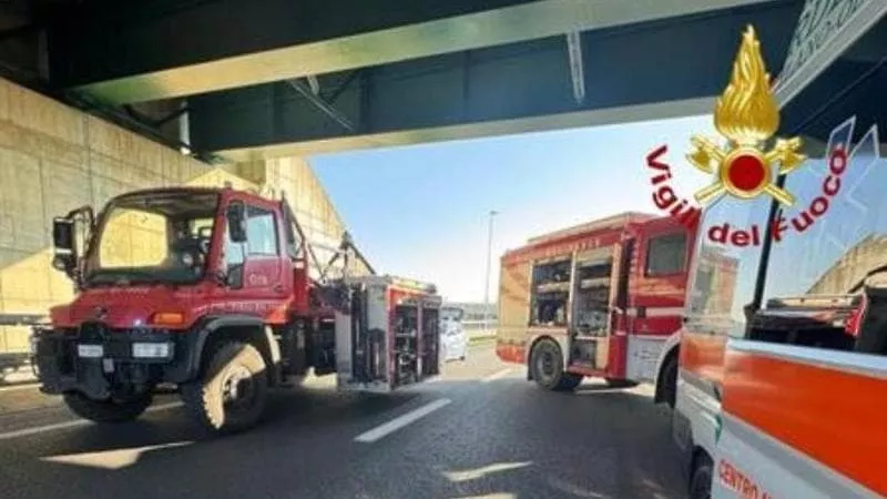 Pullman della gita scolastica si schianta contro un tir