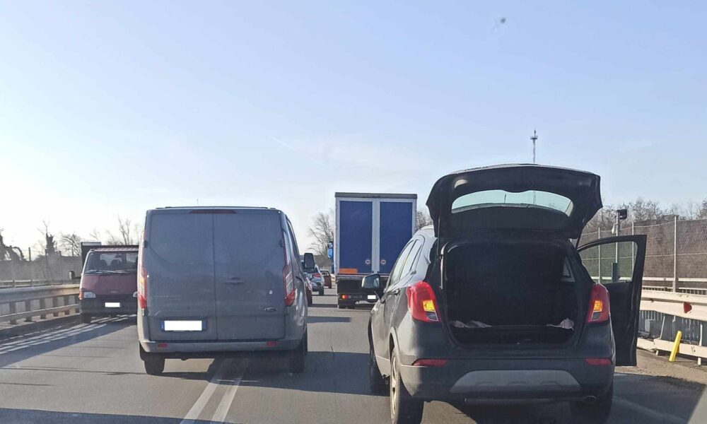 Scontro tra auto e camion