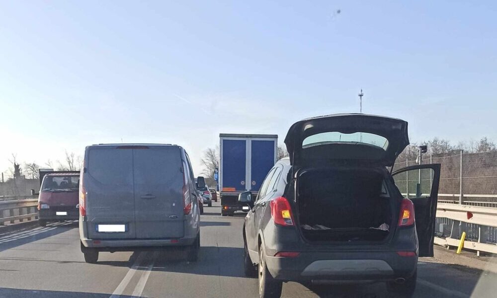 Scontro tra auto e camion