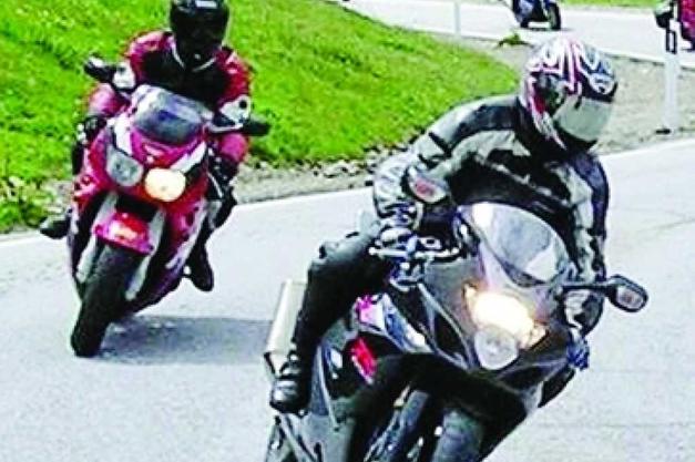 Sulla Serra motociclisti spericolati segnalano fra loro l'arrivo dei carabinieri. Ennesimo, accorato appello per evitare che la strada della Serra si trasformi in un circuito da MotoGP