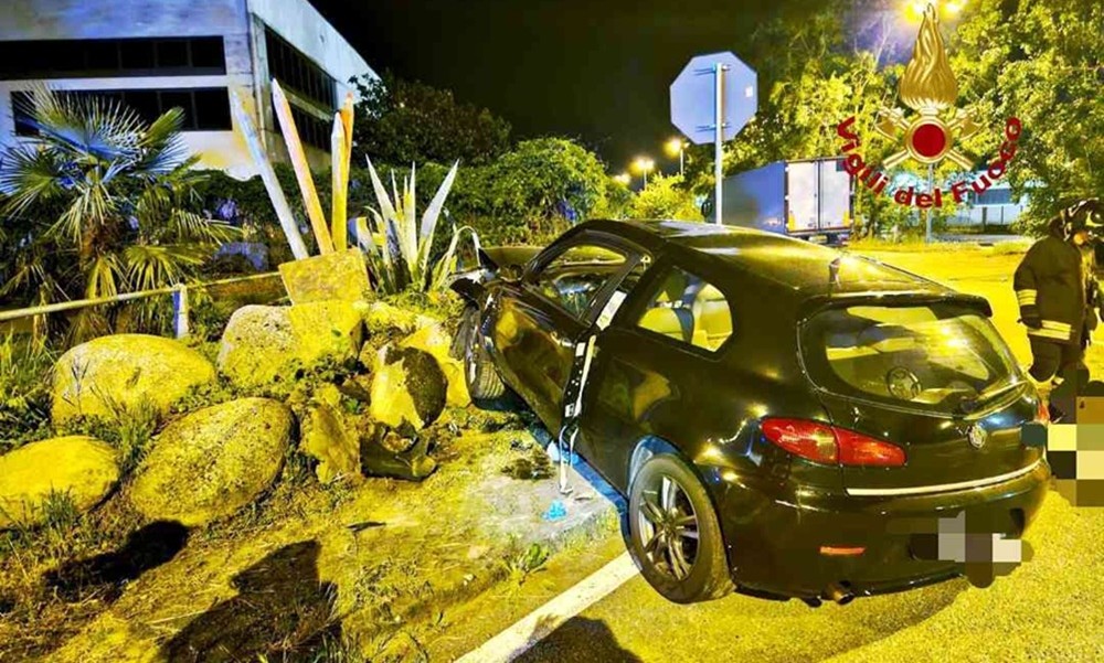 Auto si schianta contro un’aiuola, conducente salvato dai vigili del fuoco