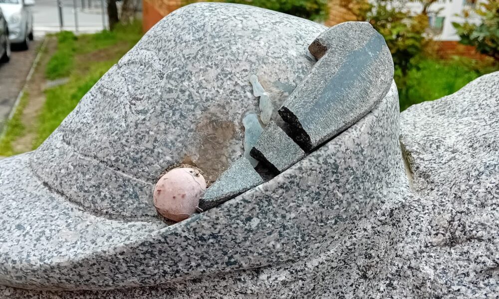Vandali danneggiano il monumento