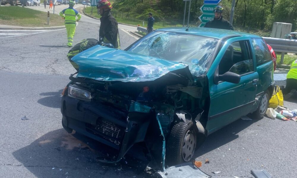 Schianto mortale all'imbocco della A26