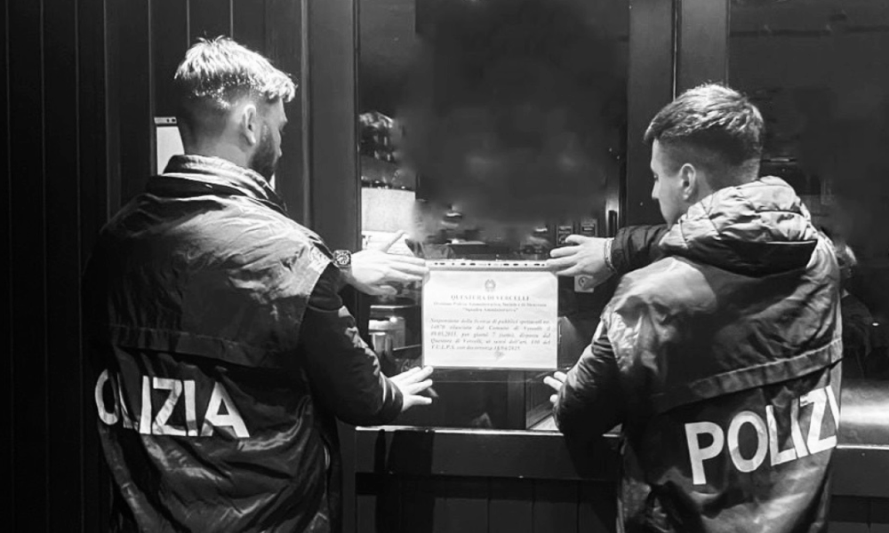 Polizia accerchiata da ubriachi