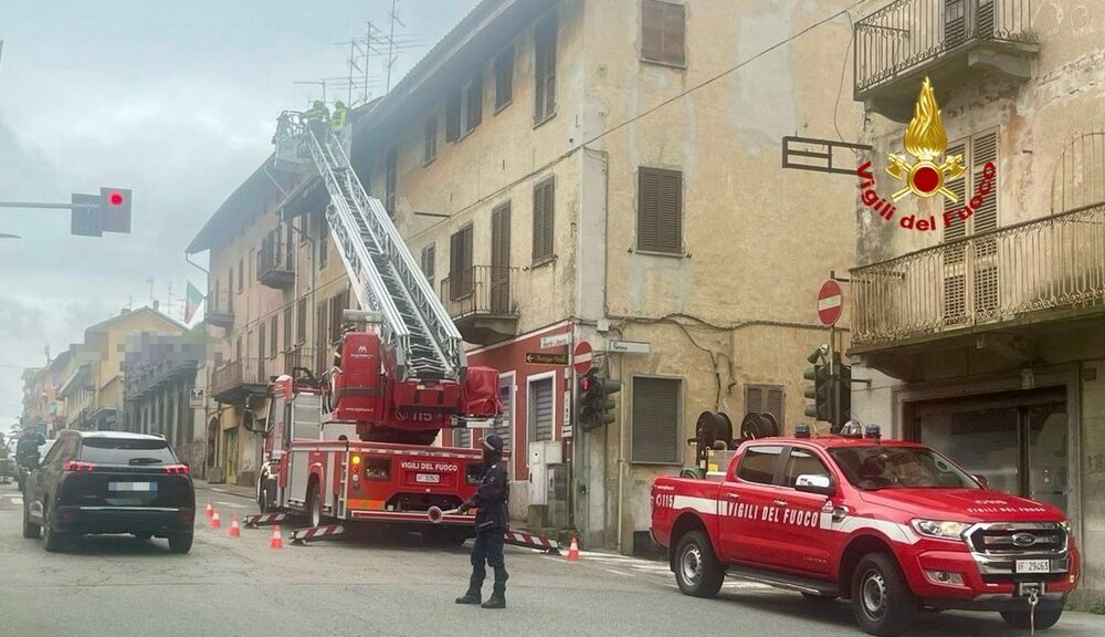 Cossato, Vigili del Fuoco in azione per tegole pericolanti e una fuga di gas