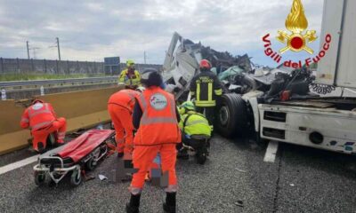 Schianto in autostrada fra due camion: due feriti, uno è grave