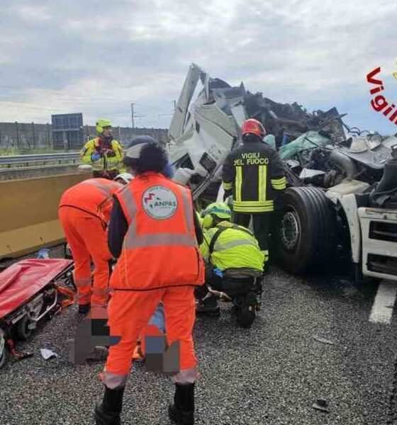 Schianto in autostrada fra due camion: due feriti, uno è grave