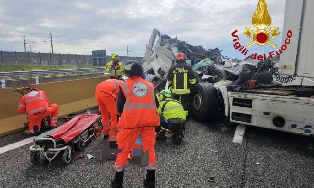 Schianto in autostrada fra due camion: due feriti, uno è grave