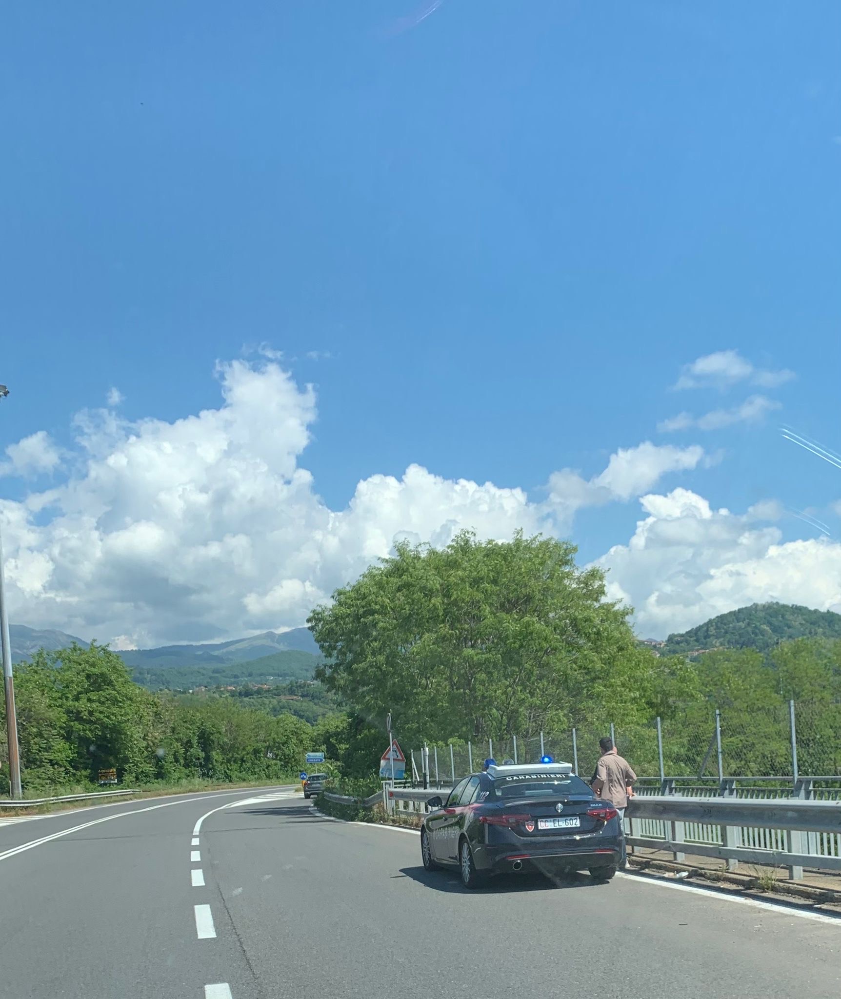 Passeggiano sul ponte della tangenziale, scatta l'allarme