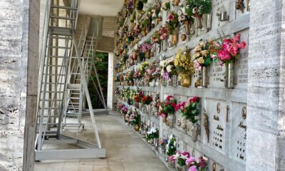 Cossato, da due anni rubano fiori e lumini dalla tomba del nonno