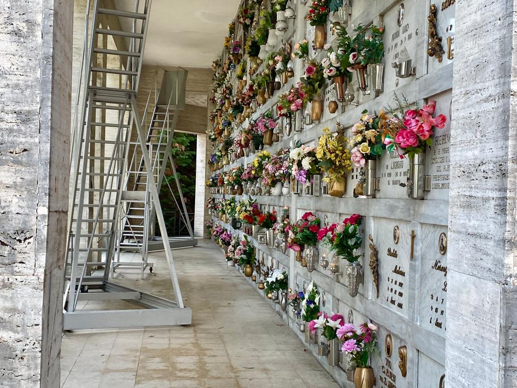 Cossato, da due anni rubano fiori e lumini dalla tomba del nonno