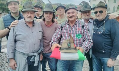 Il cappello da alpino di Giuliano Fighera ha sfilato lungo le vie di Biella. A oltre due anni dalla sua morte, lo ricorda con affetto una persona che gli è stata accanto nei momenti belli, come in quelli terribili.