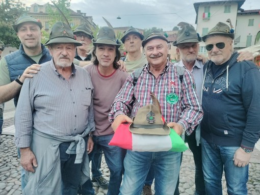 Il cappello da alpino di Giuliano Fighera ha sfilato lungo le vie di Biella. A oltre due anni dalla sua morte, lo ricorda con affetto una persona che gli è stata accanto nei momenti belli, come in quelli terribili.