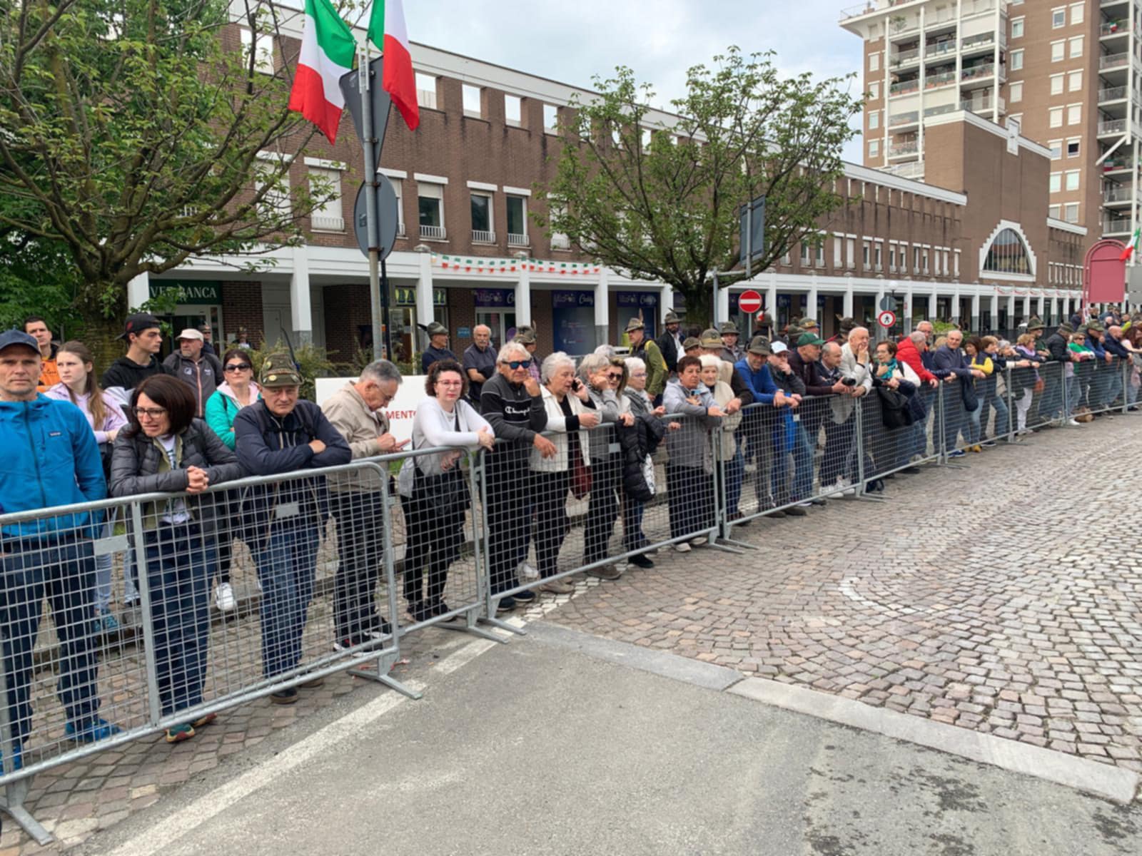Mentre gli alpini sfilano, in centro continua la festa tra buon cibo e allegria - VIDEO