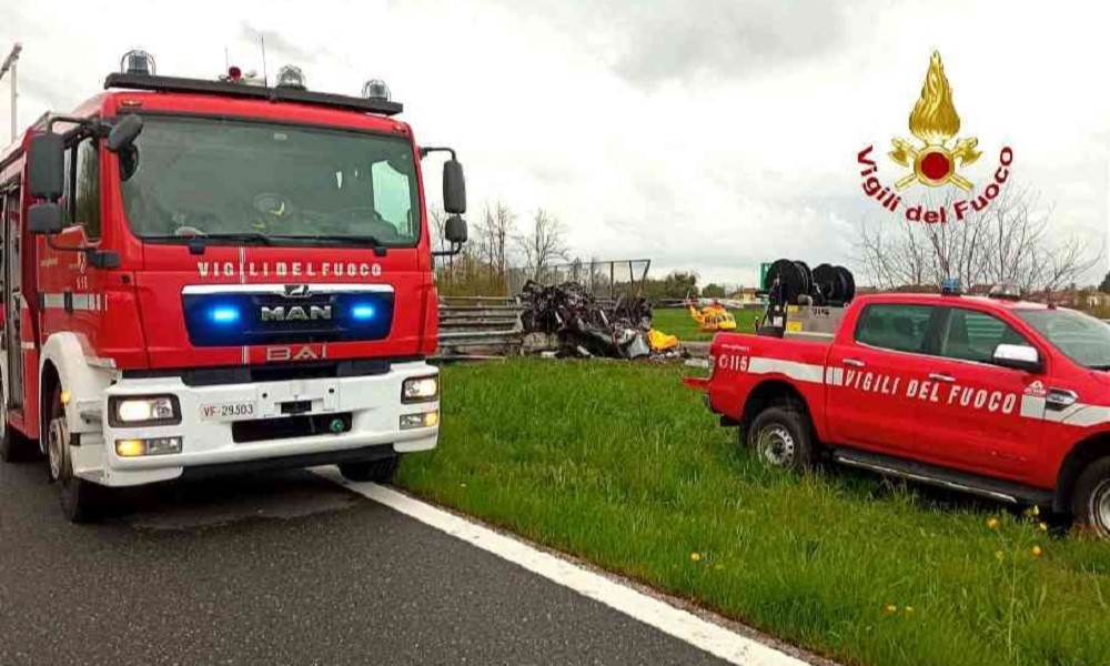 Auto esce di strada e si schianta contro un albero: morto il conducente