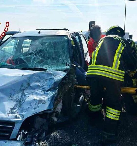 Schianto tra auto e camion vicino al casello di Carisio: due feriti in ospedale - FOTO