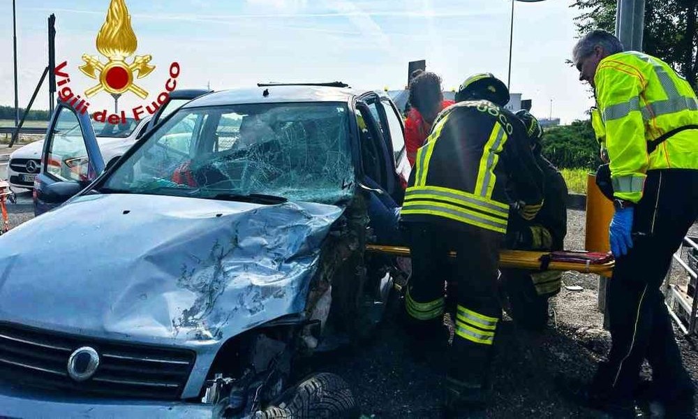 Schianto tra auto e camion vicino al casello di Carisio: due feriti in ospedale - FOTO