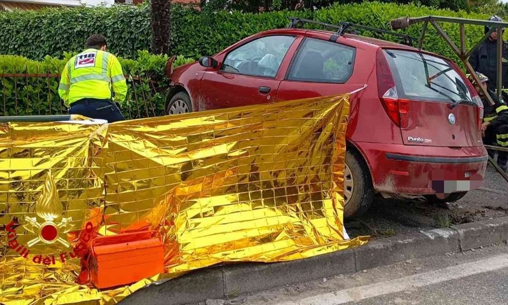 Esce di strada con l’auto e muore
